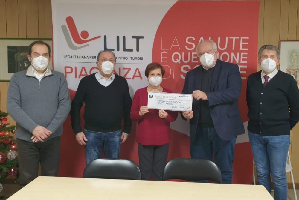 La consegna della donazione di 50&Più Piacenza alla Lilt