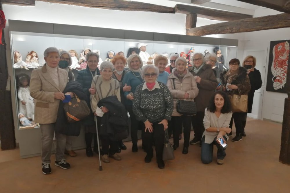 Un gruppo di soci di 50&Più Bologna al Museo delle Bambole