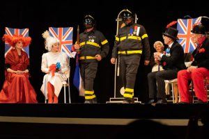 Il gruppo teatrale di 50&più Lucca sul palco de La cantautrice calva