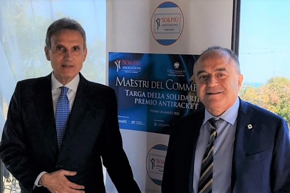 50&Più Pesaro consegna la targa di Solidarietà al procuratore Gratteri durante la premiazione dei maestri del commercio