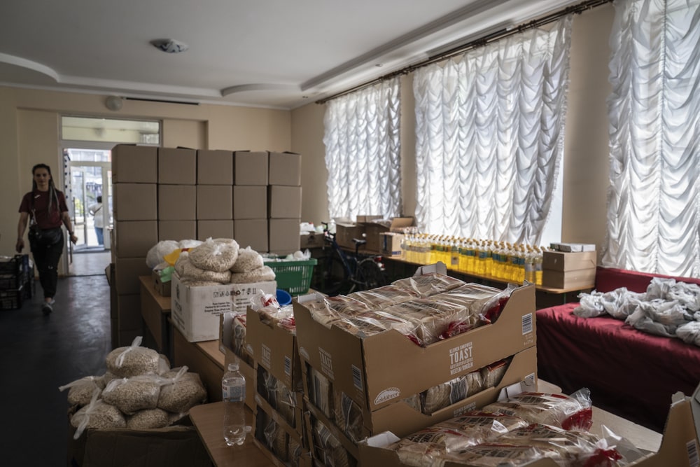 Un centro di smistamento aiuti umanitari a Gostomel