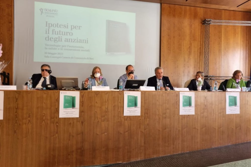 Il tavolo dei relatori alla presentazione del libro Ipotesi per il futuro degli anziani organizzato da 50&Più Puglia