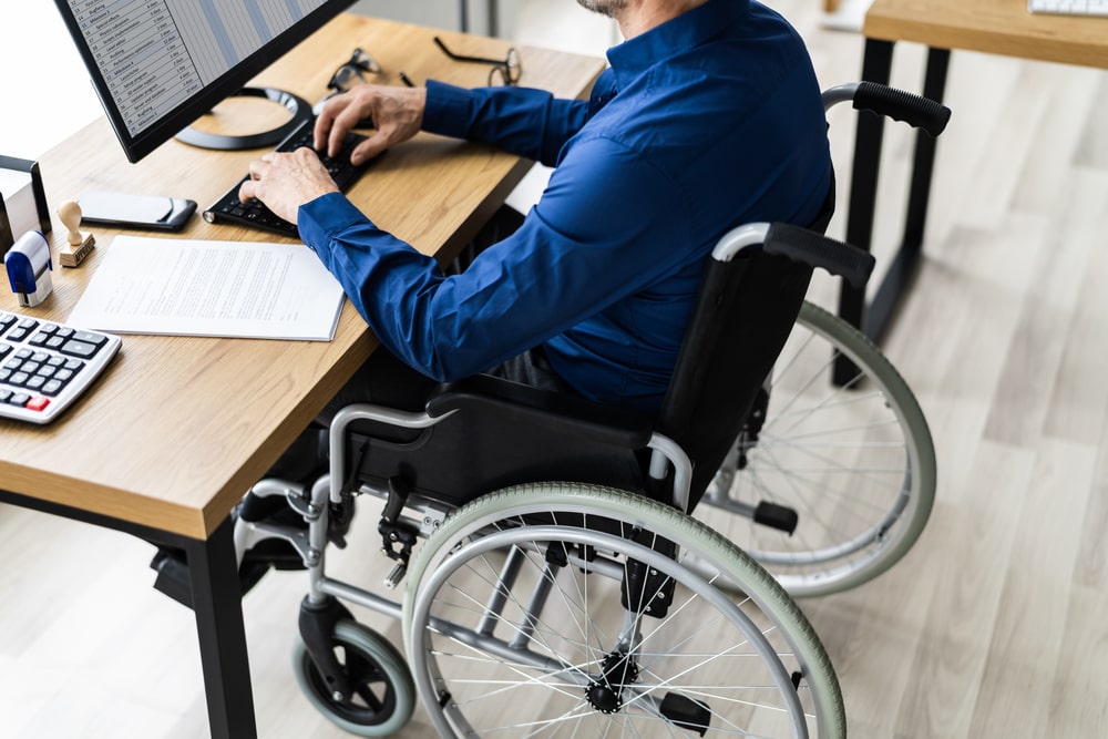 Un uomo disabile al lavoro