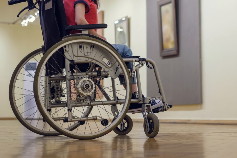 Una ragazza con disabilità visita un museo