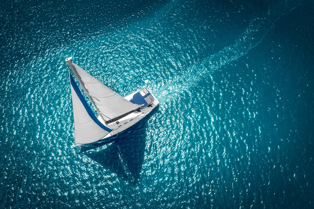 Una barca a vela in mezzo al mare