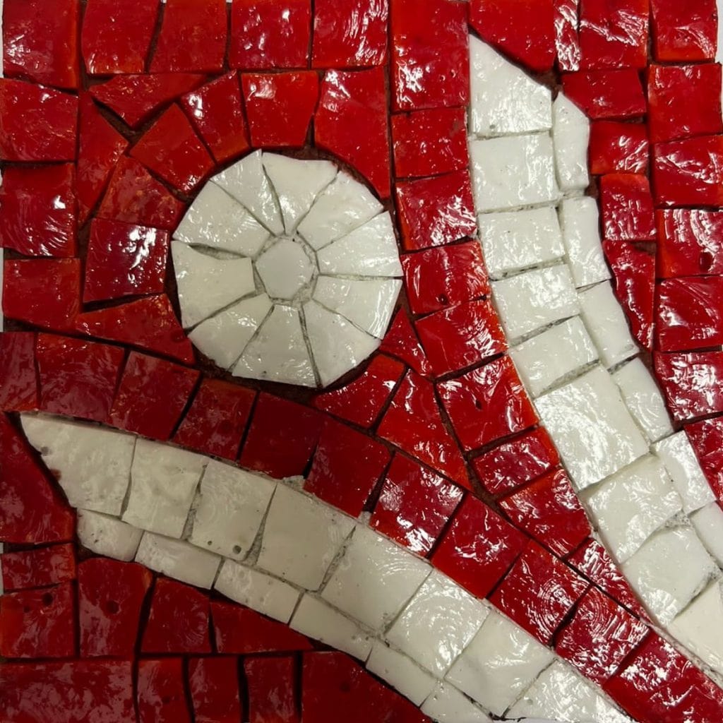 Il mosaico del logo dell'omino 50&Più eseguito per 50&più Ravenna