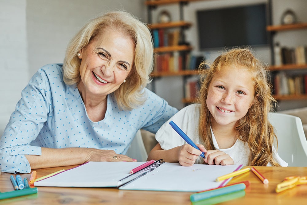 Nonna e nipote fanno i compiti insieme