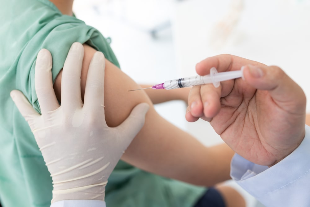 Un infermiere somministra il vaccino