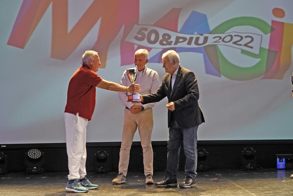 il Presidente 50&Più Salerno riceve la coppa per il 3 posto nella classifica assoluta per province