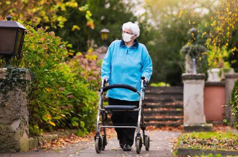 Una donna passeggia in un cortile