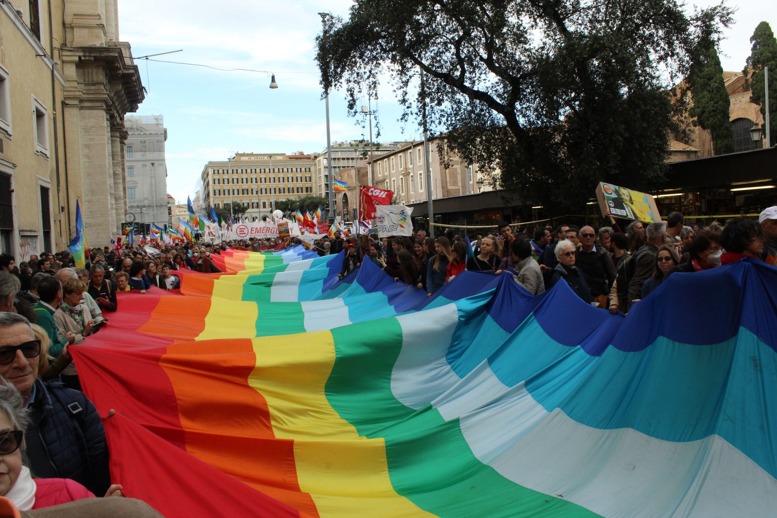 Alcuni scatti della manifestazione per la pace a Roma