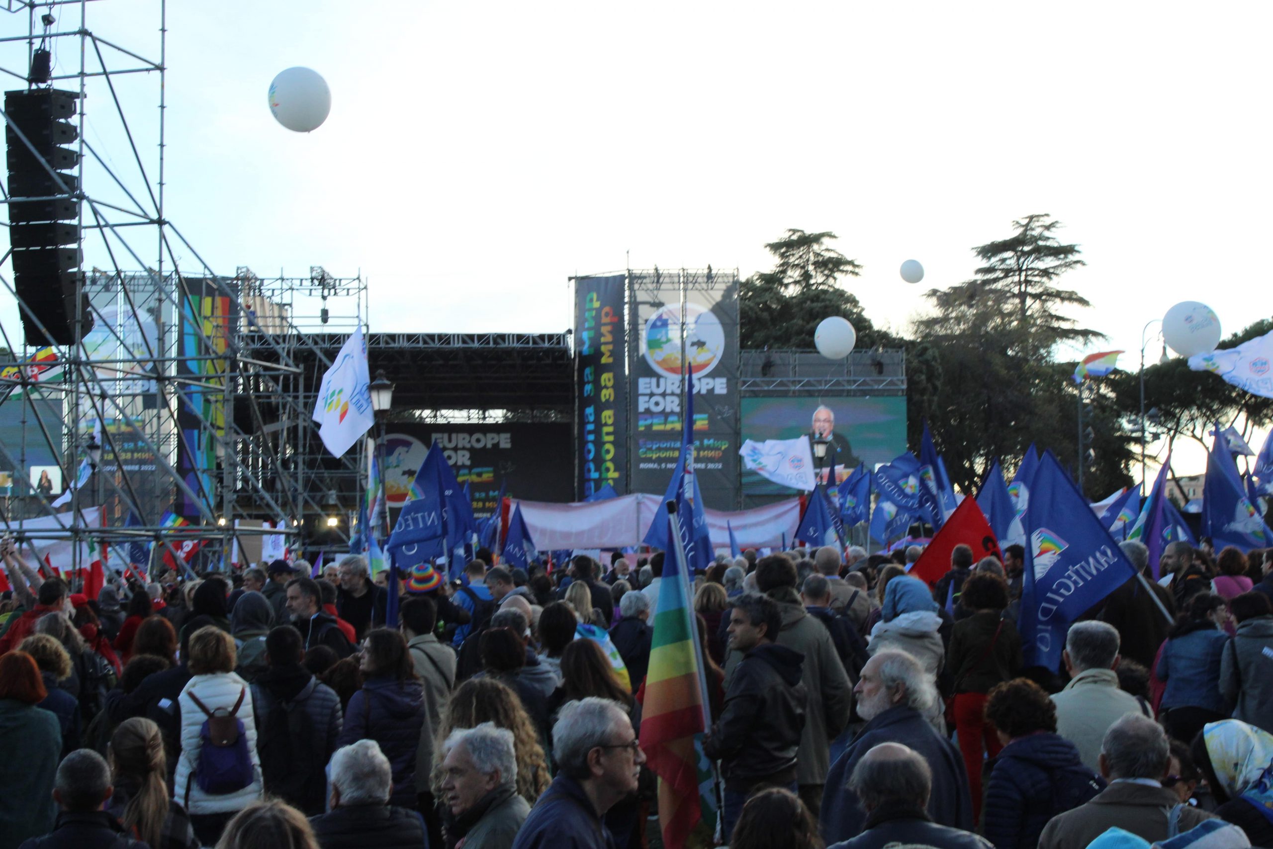 Alcuni scatti della manifestazione per la pace a Roma