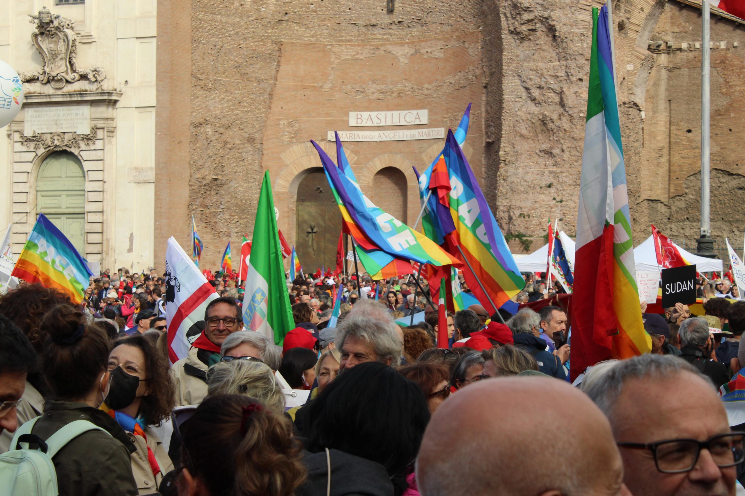 Alcuni scatti della manifestazione per la pace a Roma