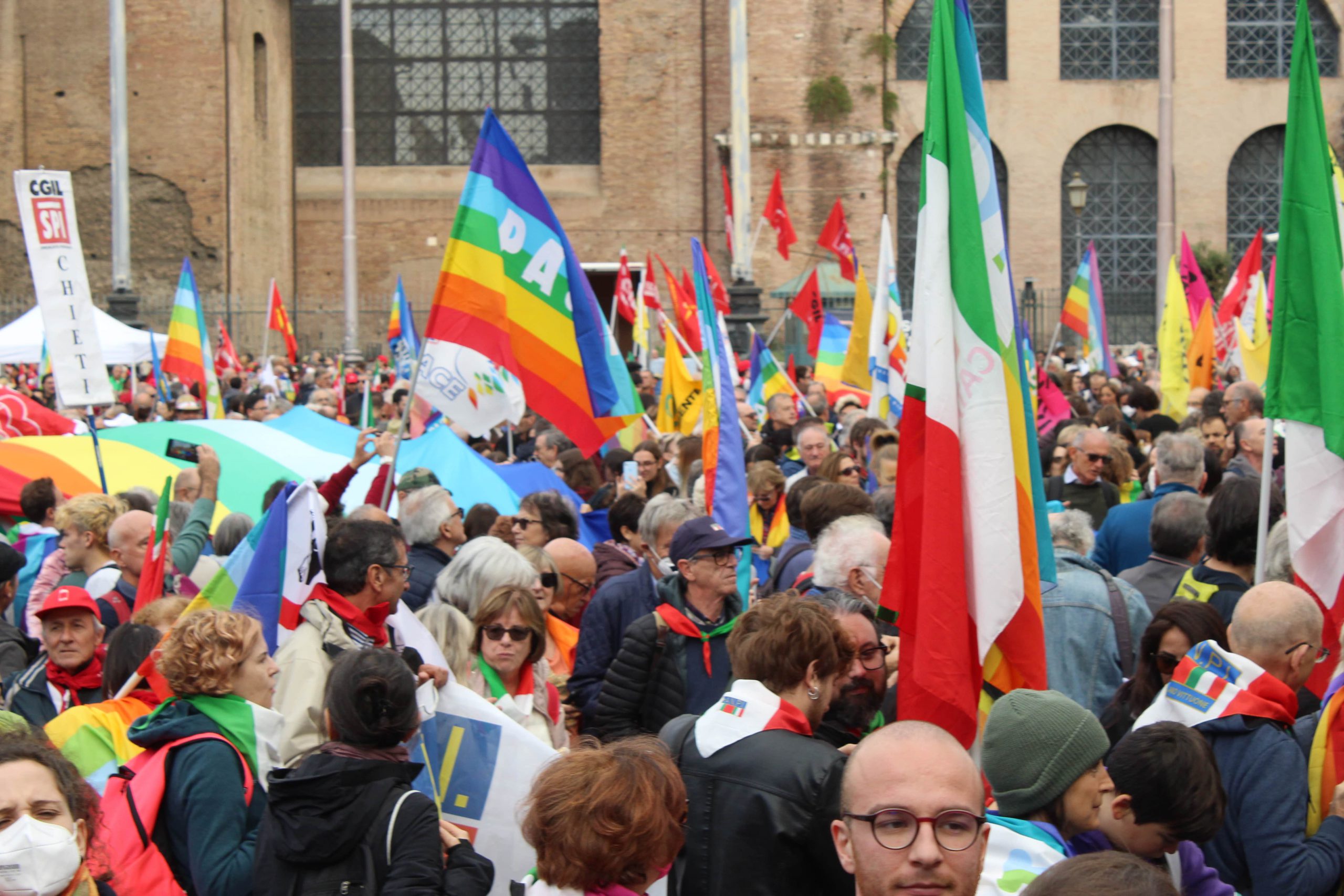 Alcuni scatti della manifestazione per la pace a Roma