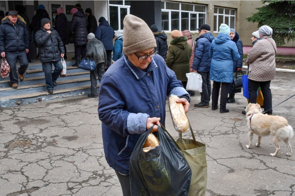 Un senior in fila per il pane