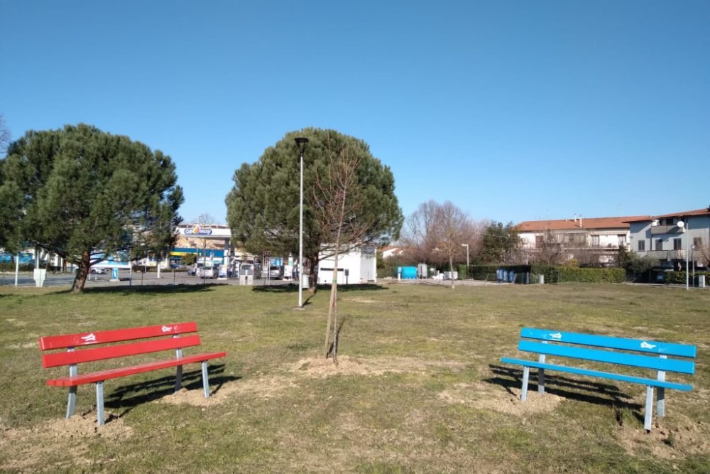 50&Più Arezzo ha donato due panchine ed un albero di pero ad un parco della città