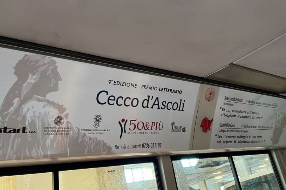 I versi dei vincitori del Premio Cecco d'Ascoli della 50&Più Ascoli Piceno sugli autobus cittadini