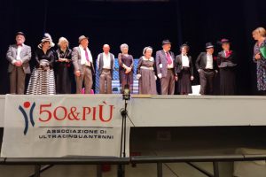 I soci 50&Più Lucca si esibiscono nello spettacolo teatrale Questioni di chimica