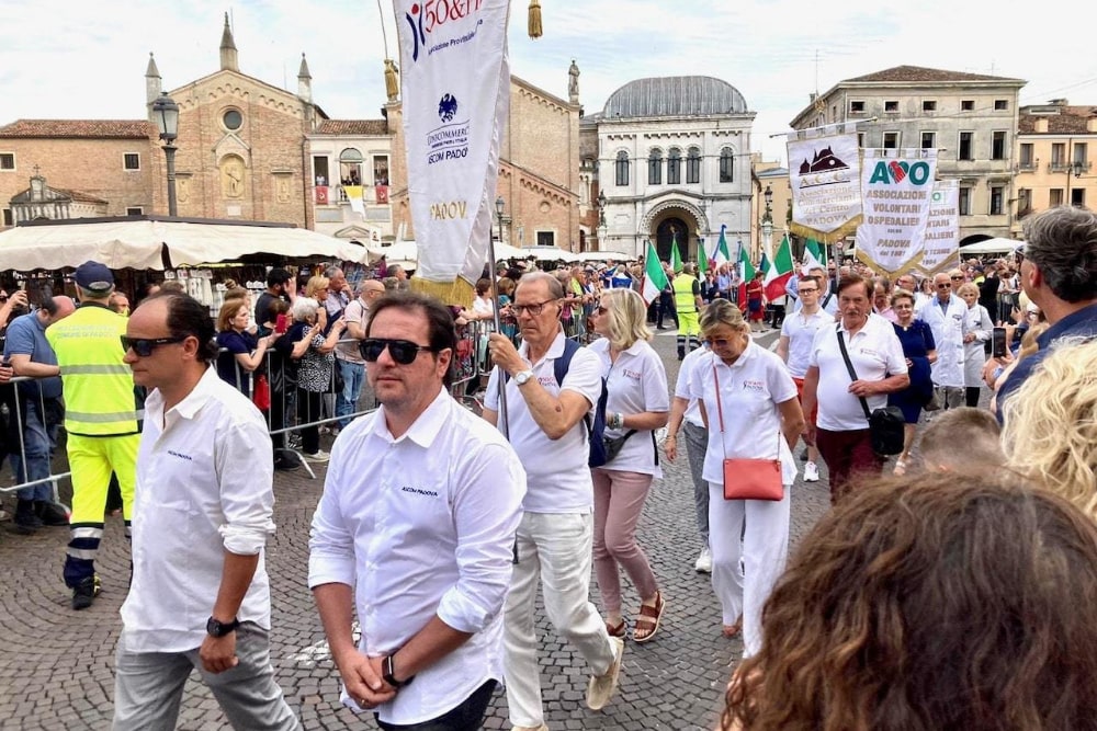 Il gruppo di 50&Più Padova in processione con Sant'Antonio