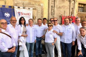 Il gruppo di 50&Più Padova in processione con Sant'Antonio