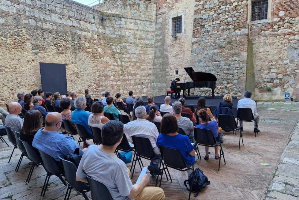 L'esibizione del vincitore dell'Audizione pianistica organizzata da 50&Più Arezzo a Montepulciano