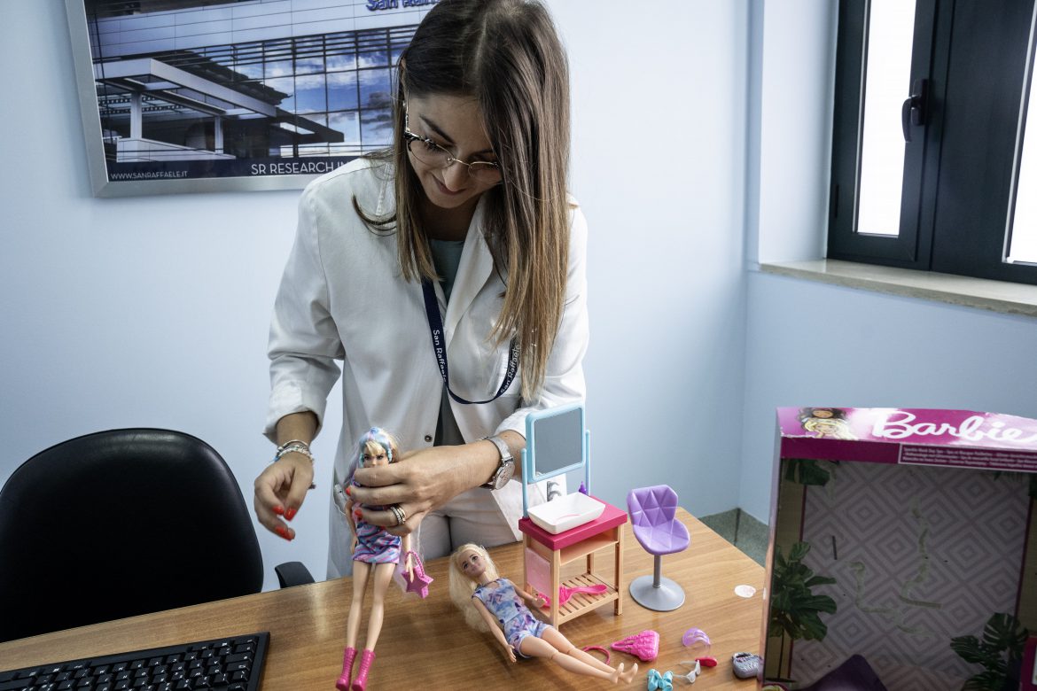Maria Giovanna Pezzuto, psicologa, mostra alcune Barbie per la Doll Therapy