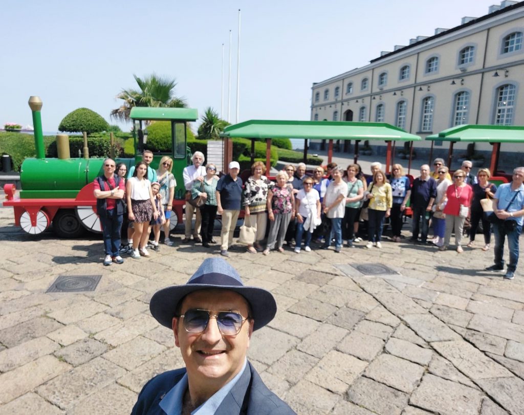Un numeroso gruppo di soci di 50&Più Napoli in visita al Museo ferroviario