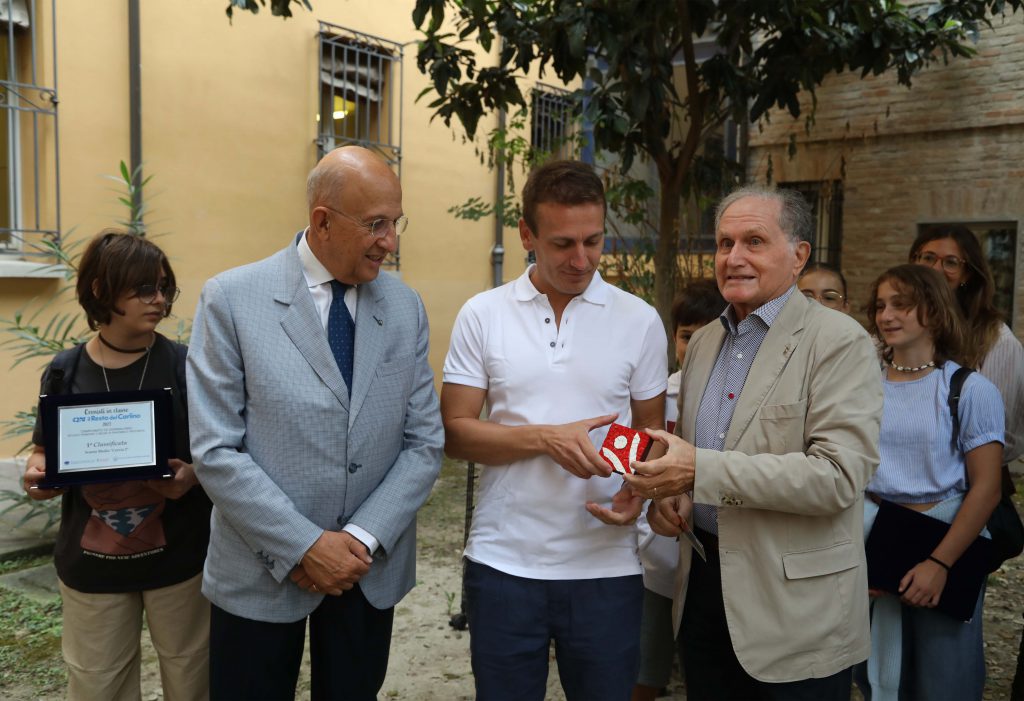 Ottavio Righini consegna il Premio realizzato da Annafietta