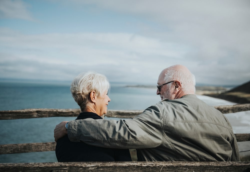 coppia inglese anziana su una panchina davanti al mare