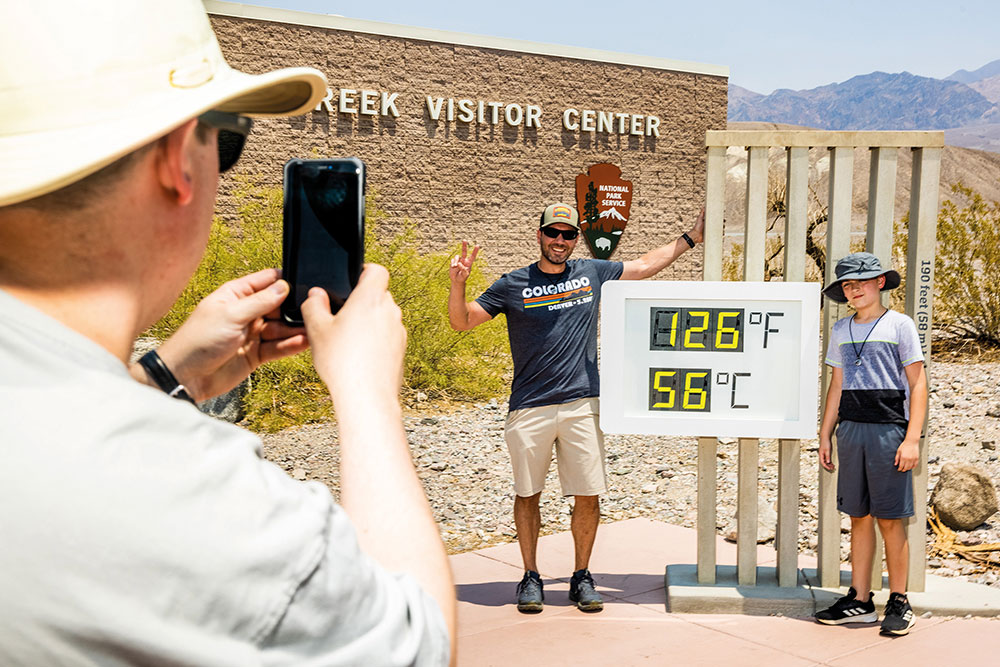 Turisti che fotografano temperature elevate