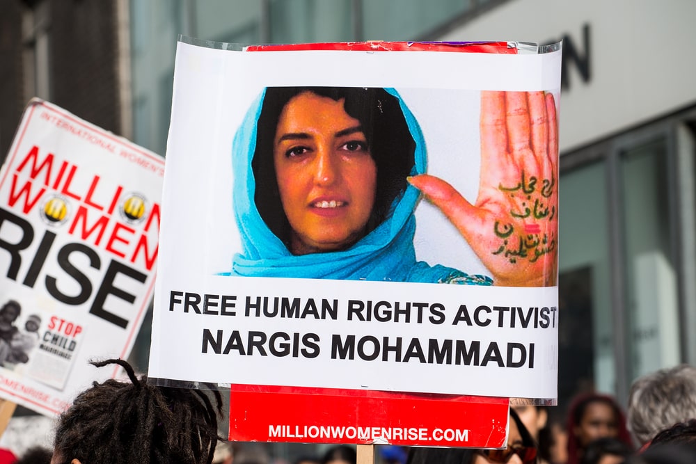 L’attivista iraniana è stata insignita del Nobel per la pace grazie alla sua lotta contro l’oppressione delle donne e per la promozione dei diritti umani. La sua storia.