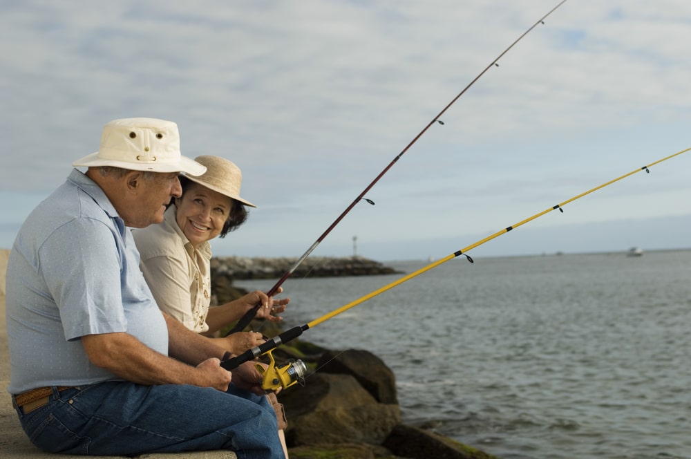 coppia di baby boomer in pensione che pesca