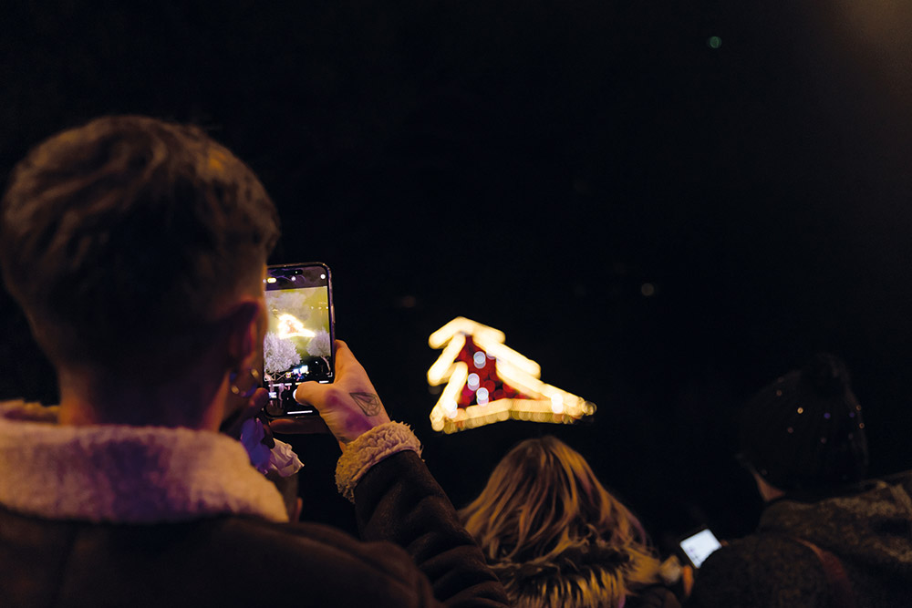 L’installazione conta 2.400 luci distribuite su oltre mille metri di lunghezza. Tra beneficenza e sostenibilità ambientale al via la quarta edizione dell’evento.