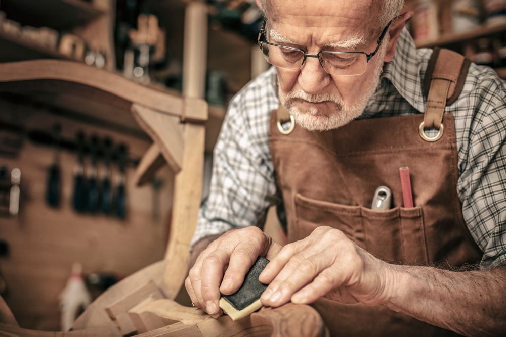 Negli ultimi dieci anni i lavoratori over 50 anni sono cresciuti di 2,7 milioni. Ma non c'è solo una questione di demografia: sta cambiando anche l'approccio e la mentalità nel mondo del lavoro.