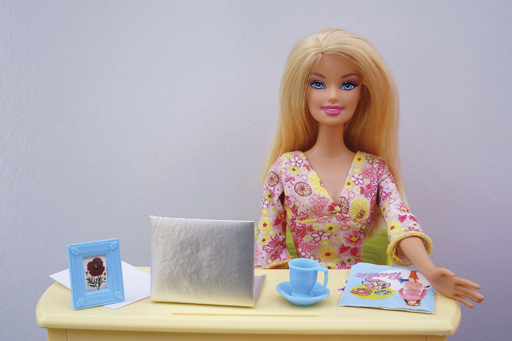 In un dialogo virtuale, realizzato con l’Intelligenza Artificiale, abbiamo ripercorso gli ultimi sessant’anni della bambola più famosa al mondo, Barbie.