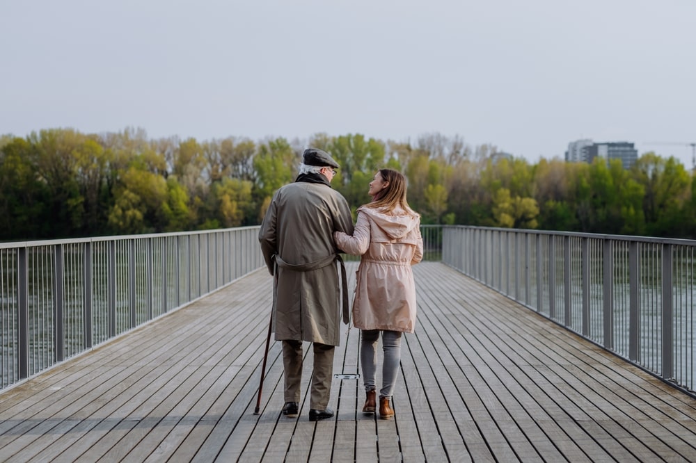 La legge riconosce il ruolo attivo e il valore dei 25 mila caregiver familiari del Lazio, componenti della rete di assistenza e portatori di diritti propri.