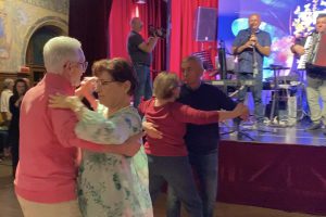 L'orchestra Gigio Valentino ha regalato una serata di ballo liscio ai partecipanti della Settimana della Creatività 2024