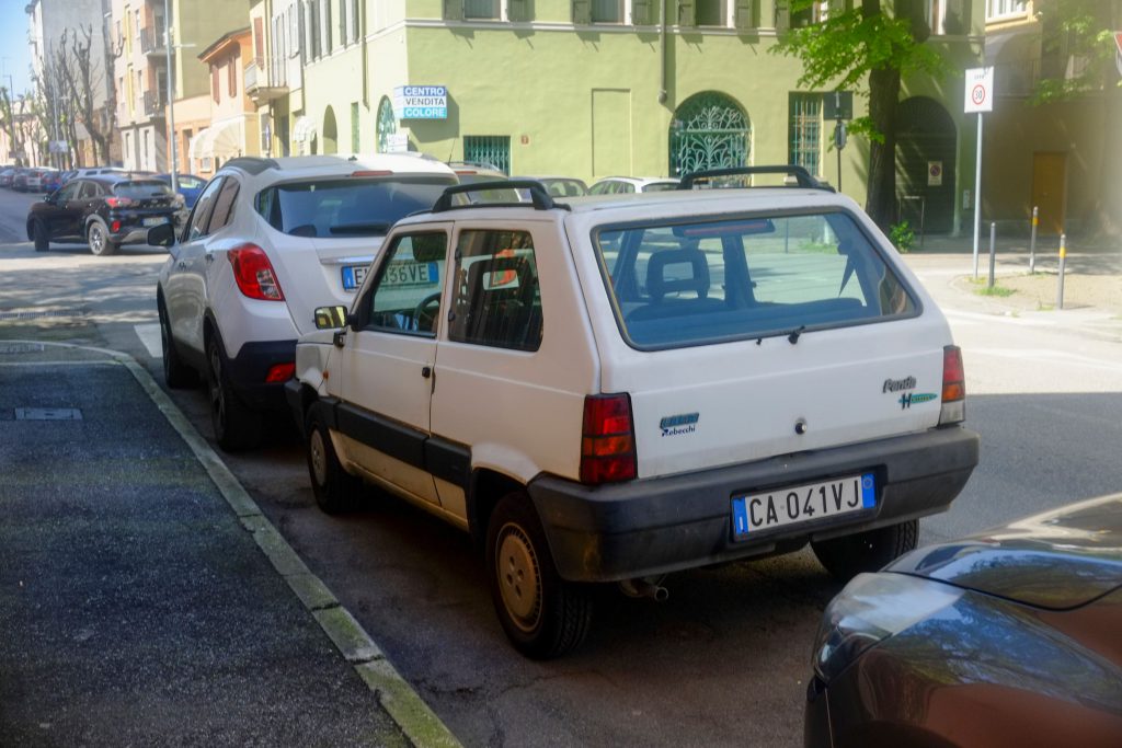 Inquinamento auto sempre più vecchie frenano la svolta green