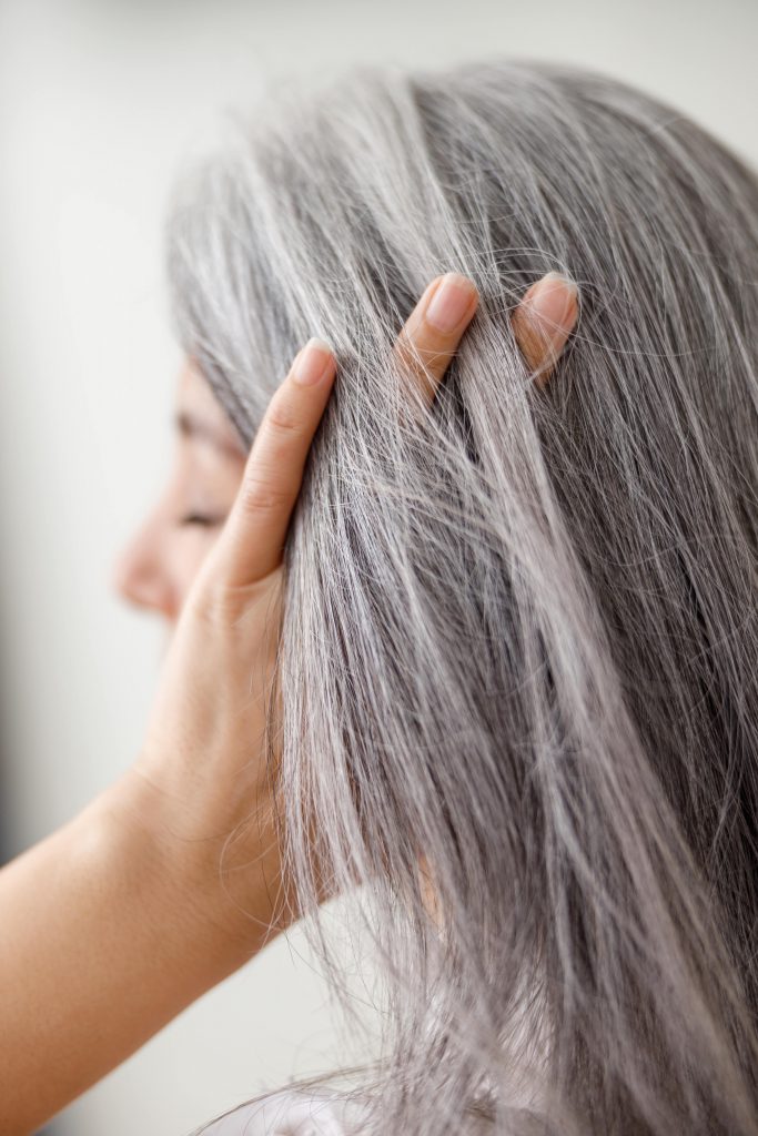 I capelli bianchi potrebbero proteggere dal melanoma