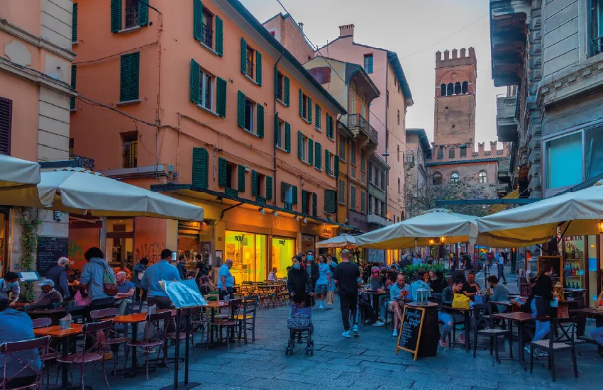 Quella luce accesa che tiene vive le nostre città