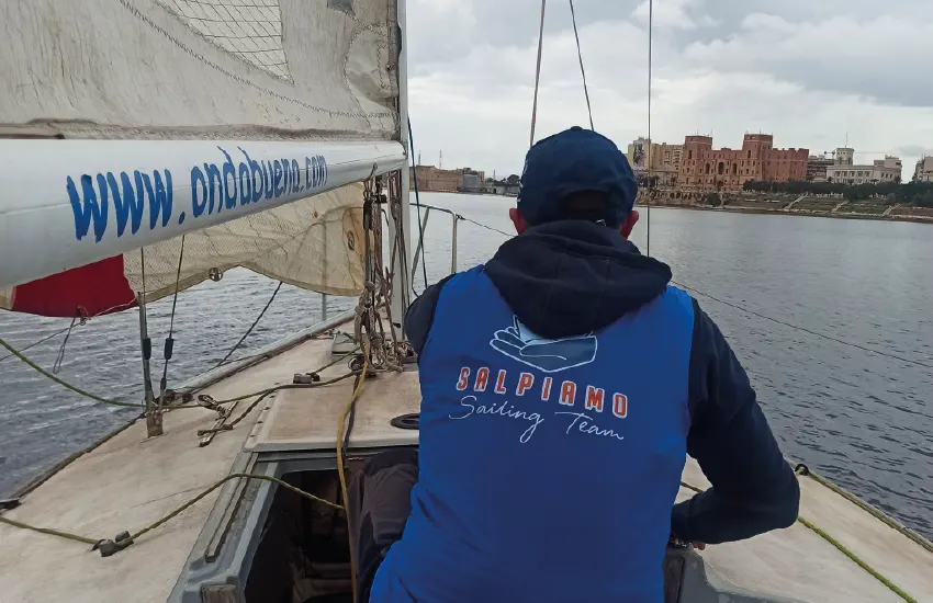 Taranto, il mare che salva: la barca a vela dove i giovani a rischio imparano la legalità