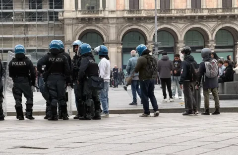 Milano e Roma blindate per i cortei: 500 soldati della Folgore in campo. Il “Movimento 17 ottobre” sposta le piazze