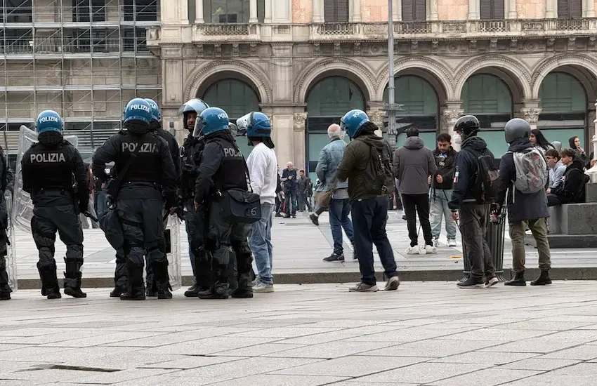 Milano e Roma blindate per i cortei: 500 soldati della Folgore in campo. Il “Movimento 17 ottobre” sposta le piazze