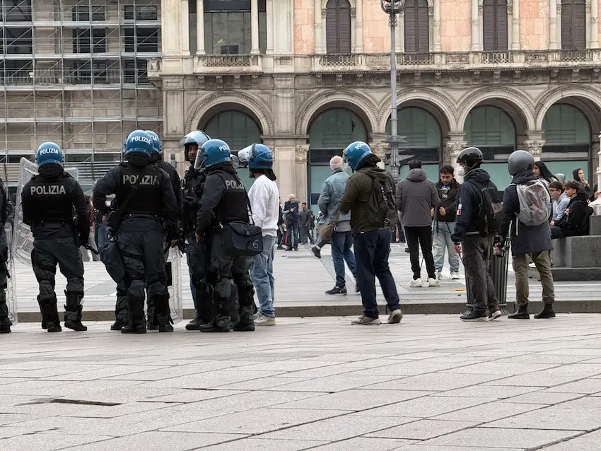 Milano e Roma blindate per i cortei: 500 soldati della Folgore in campo. Il “Movimento 17 ottobre” sposta le piazze