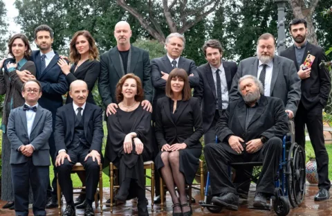 «Un tranquillo funerale di famiglia»: la commedia nera di Massimiliano Bruno tra risate, scorrettezza e tocchi al femminile