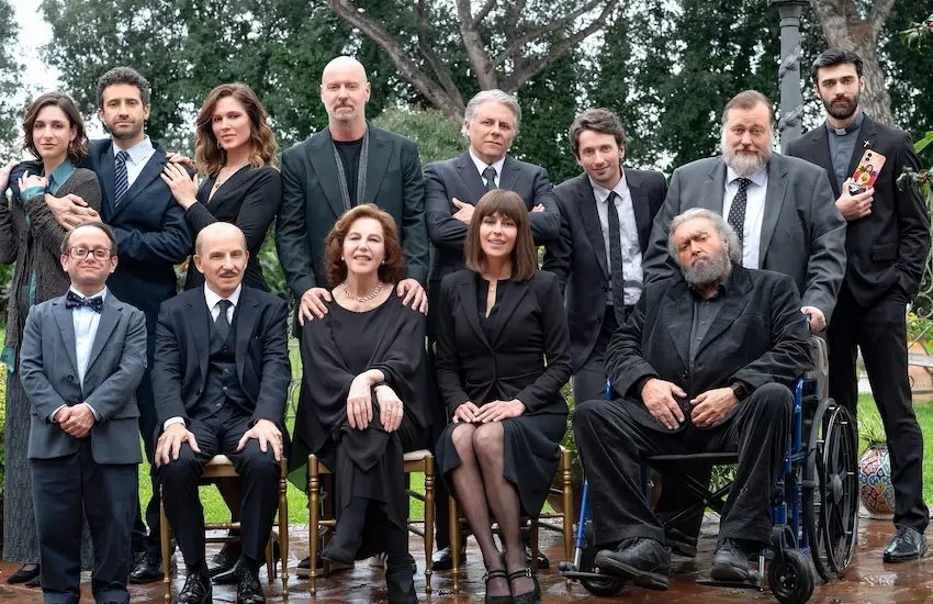 «Un tranquillo funerale di famiglia»: la commedia nera di Massimiliano Bruno tra risate, scorrettezza e tocchi al femminile