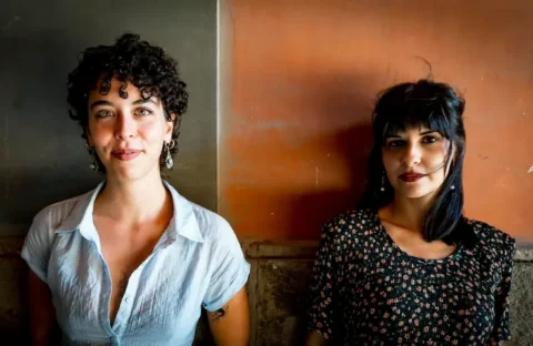 Licenziate dalla libreria, rinascono sui social: la storia delle “Libraie sotto i ponti”