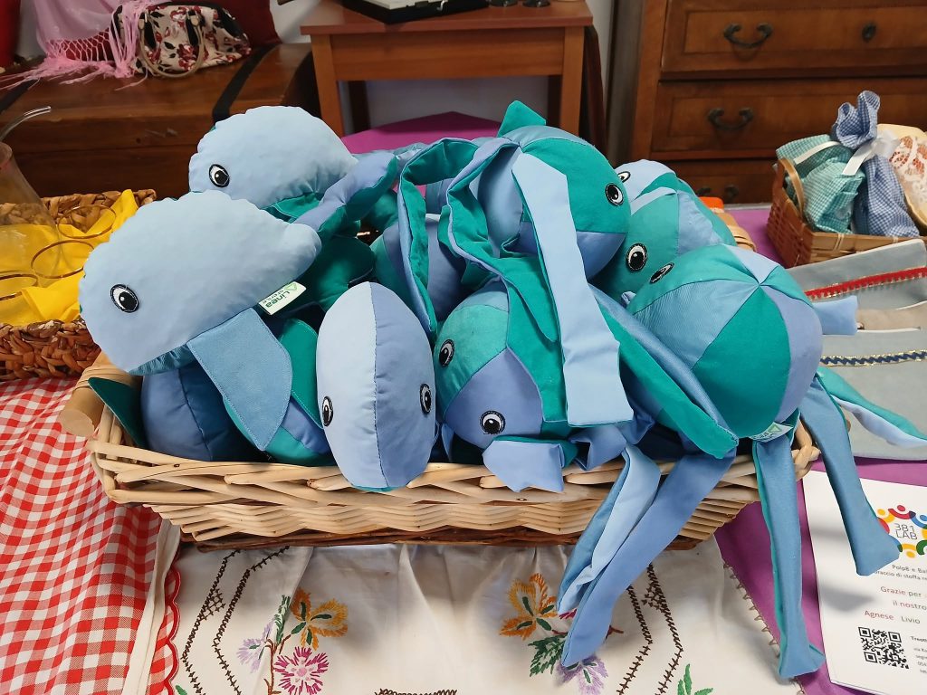 Peluche terapeutici per anziani: il riciclo che diventa cura