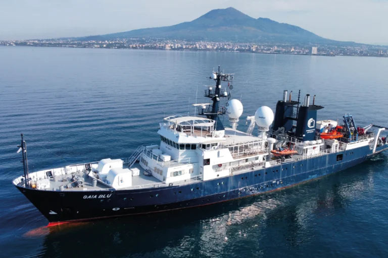 Sotto il Golfo di Napoli, la missione “Salva coralli” dai rifiuti
