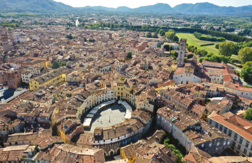 Lucca, 14 appartamenti nel palazzo in Via del Moro